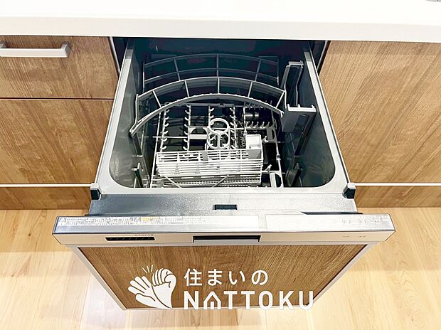 【食器洗い乾燥機】食後の時間にゆとりを与えてくれる食器洗い乾燥機。
操作ボタンも上面にあるので、腰をかがめずに操作ができラクラクです。