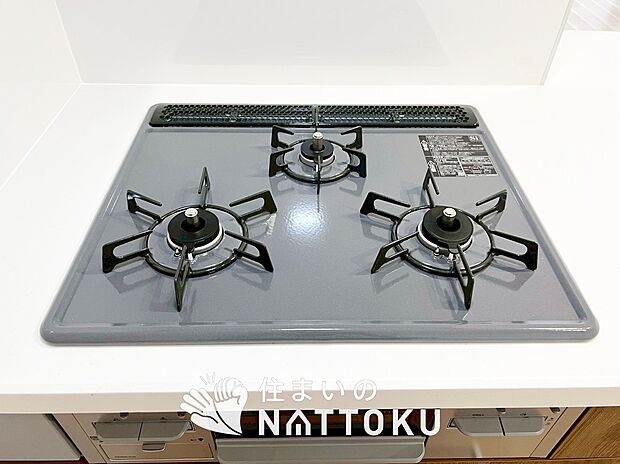 【ビルトインコンロ】フラットな構造で清掃性が高く、過熱防止センサー付3口タイプで日頃の家事も快適です。