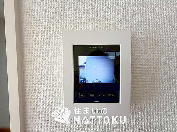 【TVモニター付インターホン】来訪者を画像と音声で確認できる、防犯性に優れた安心のシステム。
スッキリしたデザインで、誰でも簡単に操作できます。