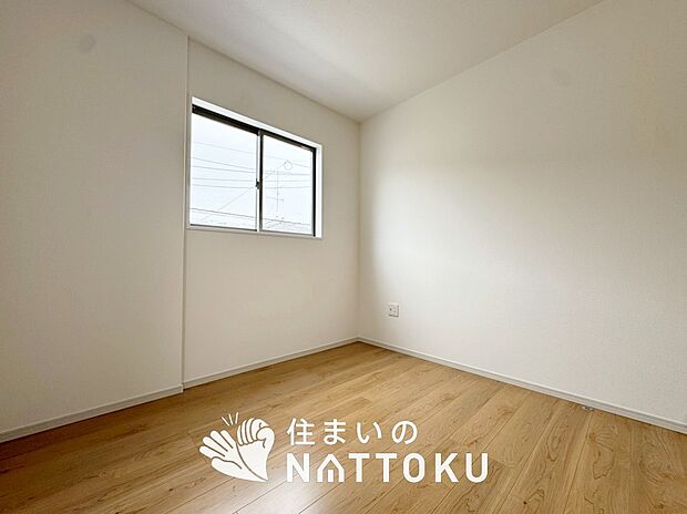 【現地写真(洋室)】木目の美しさを際立たせるシンプルデザインの建具を使用しています。