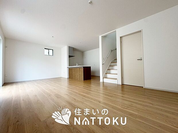 【現地写真(リビング)】フローリング材には、木目、色調など木材特有の風合いがあり、ナチュラルな美しさになっています。