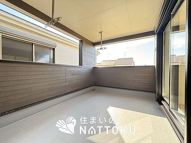 【バルコニー】奥行きが広く、洗濯物をゆったりと干せる十分な広さで、家族の洗濯も捗ります。
