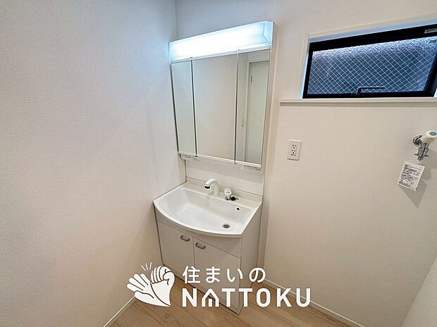 【洗面台・洗面所】鏡の両サイドは、必要なものを取出しやすく、大きな鏡面で朝の準備も快適。
使いやすいリフトアップ機能付きのシングルレバーシャワー水栓付です。