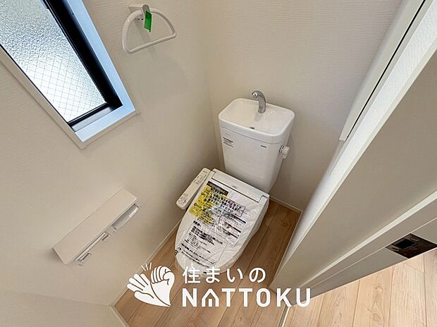 【トイレ】汚れてもサッとひと拭きでお手入れ簡単、エコ仕様の温水洗浄便座付きのトイレです。
バリアフリーにも配慮しています。