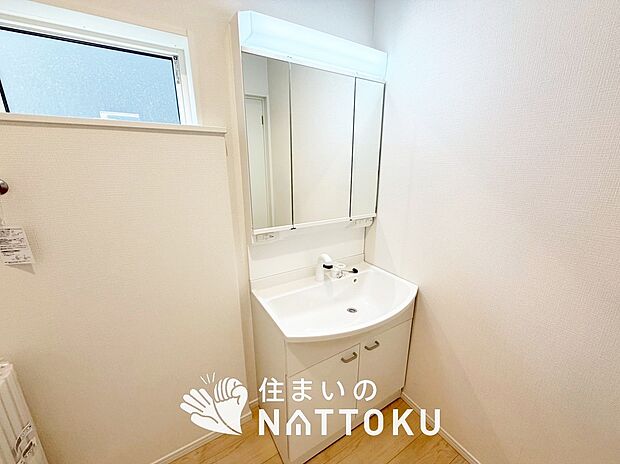 【洗面台・洗面所】鏡の両サイドは、必要なものを取出しやすく、大きな鏡面で朝の準備も快適。
使いやすいリフトアップ機能付きのシングルレバーシャワー水栓付です。