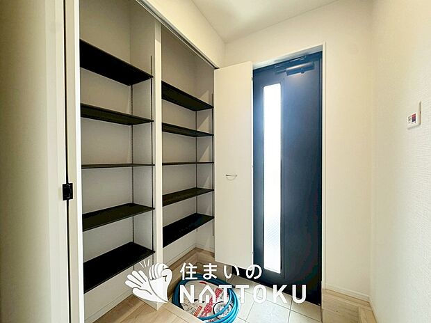 【現地写真(玄関)】玄関には、大型のシューズ収納を設置しています。