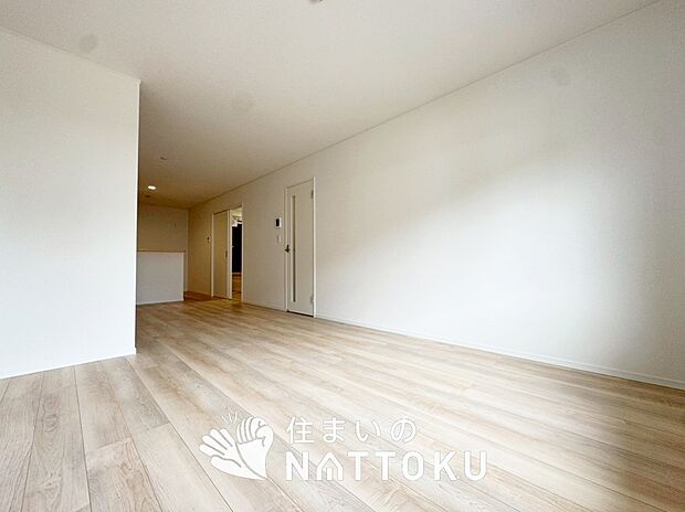 【現地写真(リビング)】フローリング材には、木目、色調など木材特有の風合いがあり、ナチュラルな美しさになっています。