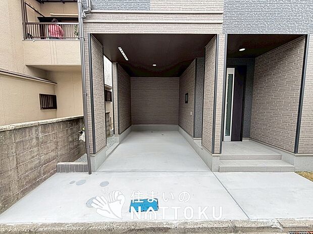 【現地写真(駐車場)】駐車スペースが広く、運転が苦手な方も安心です。