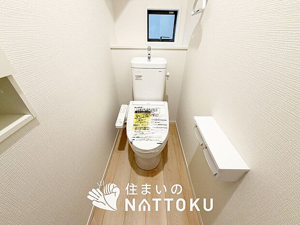 【トイレ】汚れてもサッとひと拭きでお手入れ簡単、エコ仕様の温水洗浄便座付きのトイレです。
バリアフリーにも配慮しています。