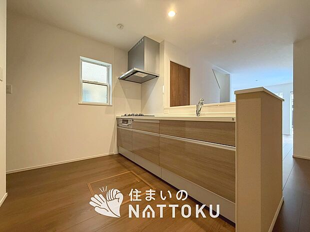 【現地写真(キッチン)】収納たっぷりのシステムキッチン、浄水器付水栓を標準装備しています。