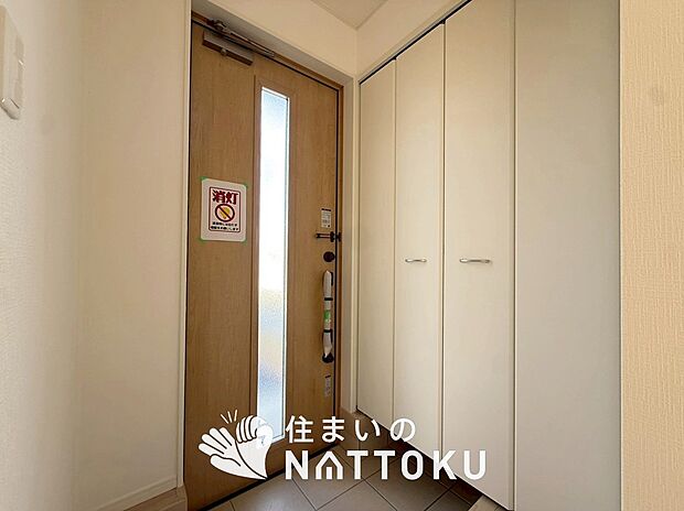 【現地写真(玄関)】玄関には、大型のシューズ収納を設置しています。