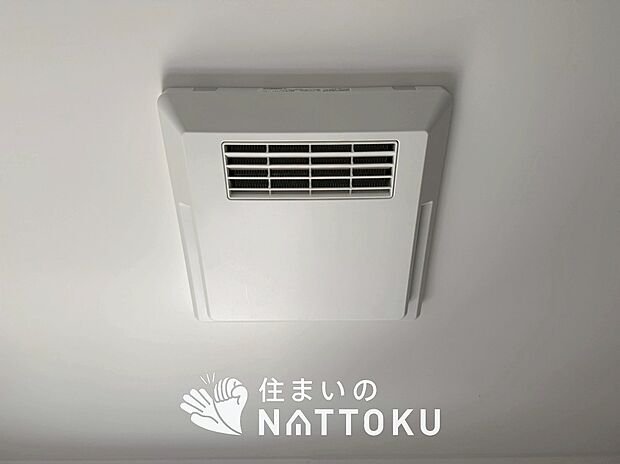 【浴室暖房換気乾燥機】サイドブロー機能で、乾燥効率アップです。
サイドに吹き出しを搭載することにより浴室内を端まで循環する気流ができ、さらに省エネ性能がアップします。
