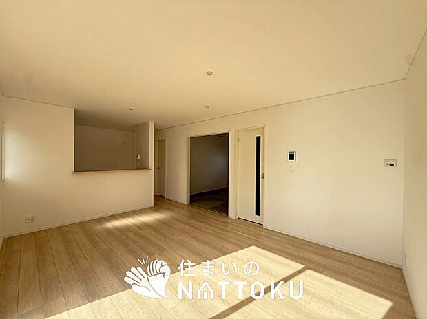 【現地写真(リビング)】フローリング材には、木目、色調など木材特有の風合いがあり、ナチュラルな美しさになっています。