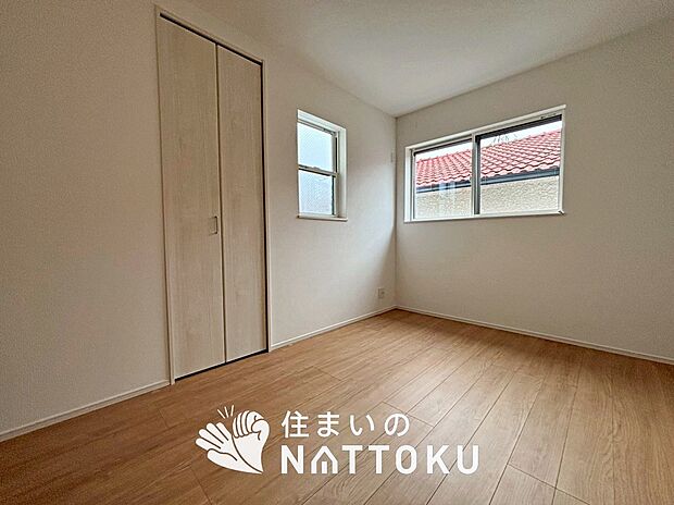 【現地写真(洋室)】木目の美しさを際立たせるシンプルデザインの建具を使用しています。