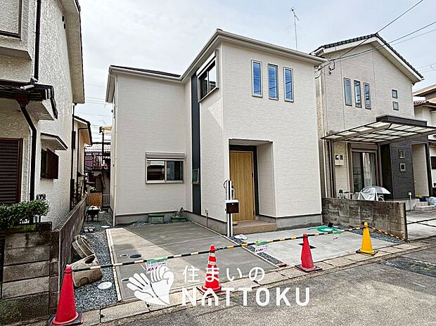 【現地写真(外観)】雨で汚れを落とし、耐久性・耐候性に優れた外壁を使用しています。