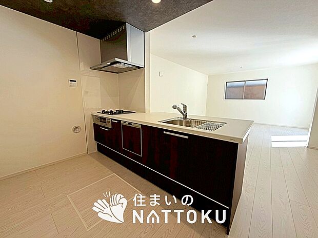 【現地写真(キッチン)】収納たっぷりのシステムキッチン、浄水器付水栓を標準装備しています。