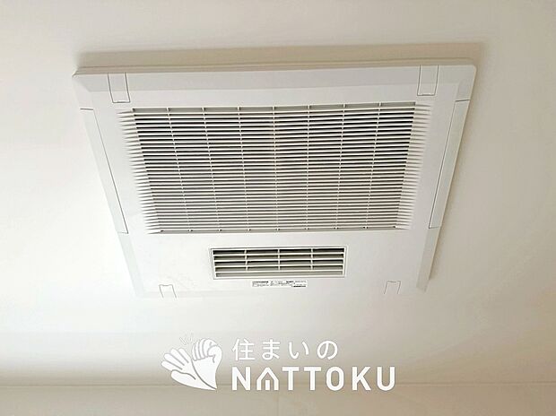 【電気式浴室暖房換気乾燥機】寒い冬場はあたたかく、暑い夏場は扇風機のような心地よさです。
雨の日は、浴室が衣類乾燥スペースになります。