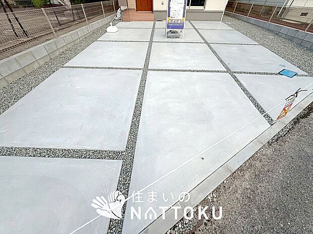 【現地写真(駐車場)】駐車スペースが広く、運転が苦手な方も安心です。