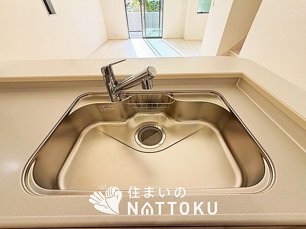 【浄水器内臓型ハンドシャワー付シンク】傷や汚れが付きにくい静音仕様の全面エンボス加工シンク。
また、蛇口の先端に浄水器を内蔵。浄水シャワーが使える毎分4リットルのたっぷり浄水。