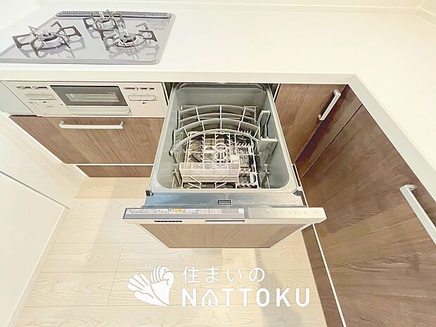 【食器洗い乾燥機】食後の時間にゆとりを与えてくれる食器洗い乾燥機。
操作ボタンも上面にあるので、腰をかがめずに操作ができラクラクです。