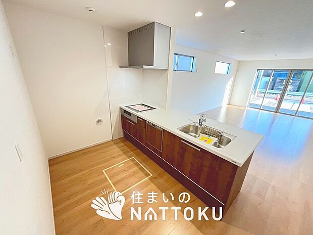 【現地写真(キッチン)】収納たっぷりのシステムキッチン、浄水器付水栓を標準装備しています。