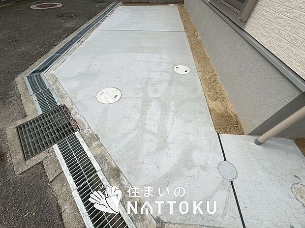 【現地写真(駐車場)】駐車スペースが広く、運転が苦手な方も安心です。