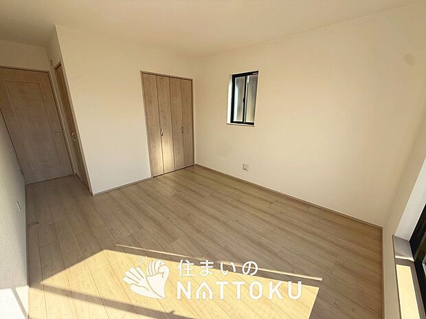 【現地写真(寝室)】木目の美しさを際立たせるシンプルデザインの建具を使用しています。