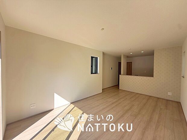 【現地写真(リビング)】フローリング材には、木目、色調など木材特有の風合いがあり、ナチュラルな美しさになっています。