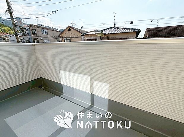 【バルコニー】奥行きが広く、洗濯物をゆったりと干せる十分な広さで、家族の洗濯も捗ります。