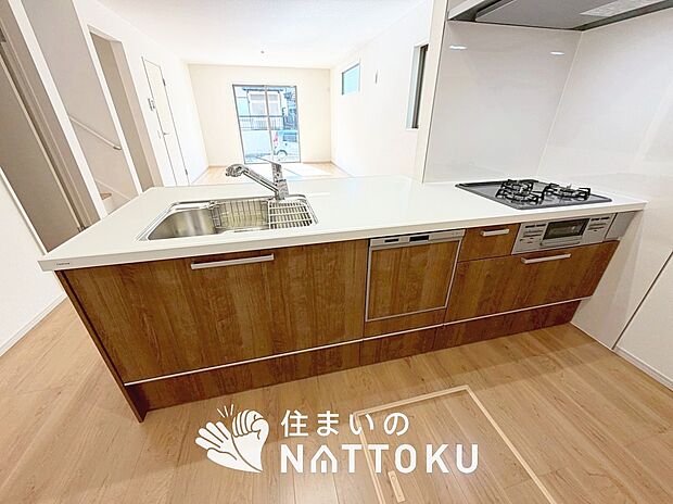 【現地写真(キッチン)】収納たっぷりのシステムキッチン、浄水器付水栓を標準装備しています。