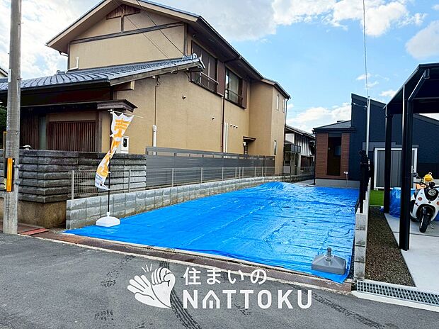 【現地写真(前道含む外観)】健康被害に配慮したもっとも安全性の高い建材を採用し、シックハウス対策をしております。