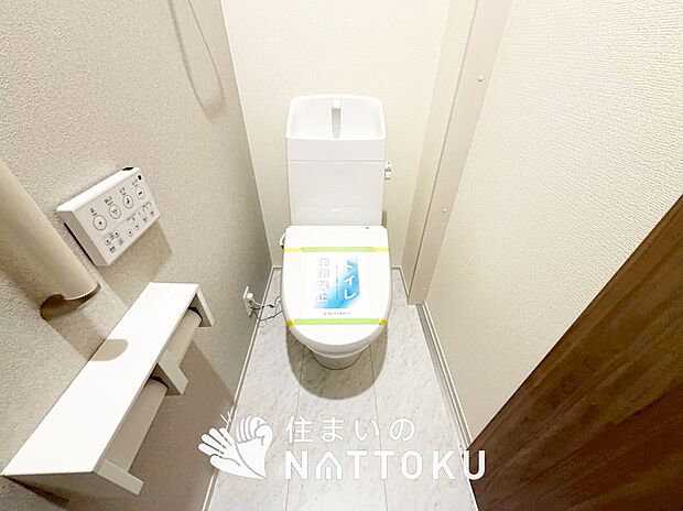 【トイレ】汚れてもサッとひと拭きでお手入れ簡単、エコ仕様の温水洗浄便座付きのトイレです。
バリアフリーにも配慮しています。