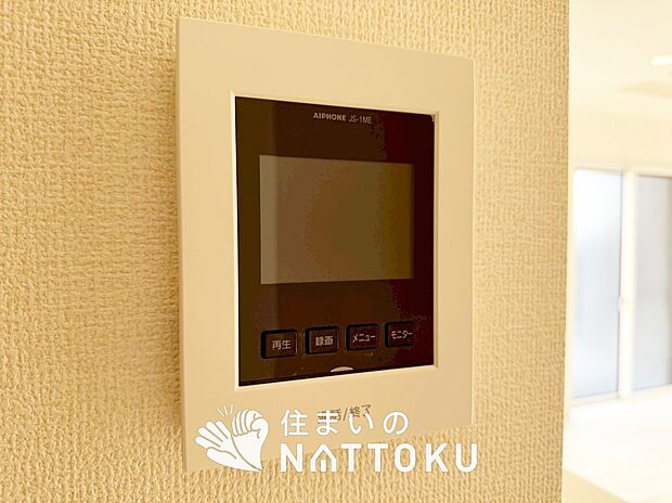 【TVモニター付インターホン】手放し通話ができ、送話表示灯で送話・受話状態が確認できます。
映像と音声で玄関先の様子をチェックできるモニター機能や、夜間の訪問者の顔も確認できるLEDライトを装備しています。