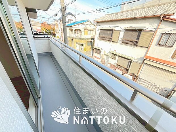 【バルコニー】奥行きが広く、洗濯物をゆったりと干せる十分な広さで、家族の洗濯も捗ります。