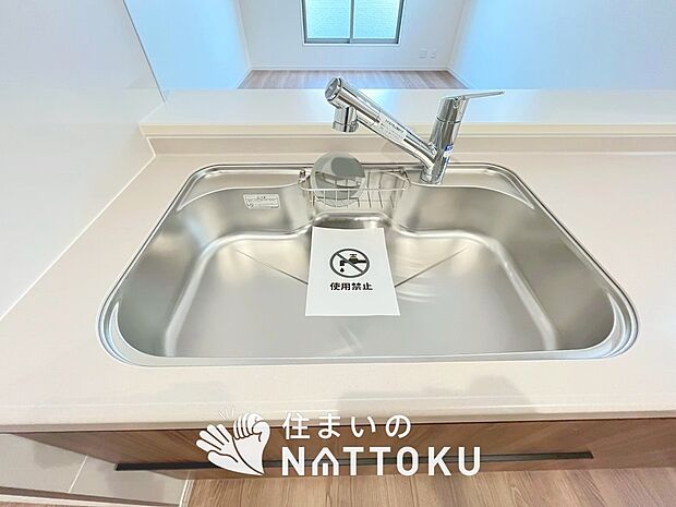 【浄水器内臓ハンドシャワー付シンク】傷や汚れが付きにくい静音仕様の全面エンボス加工シンク。
また、蛇口の先端に浄水器を内蔵。浄水シャワーが使える毎分4リットルのたっぷり浄水。