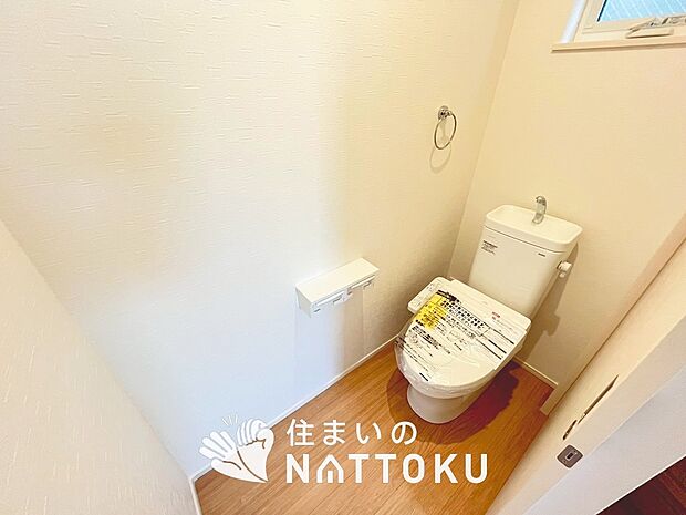 【トイレ】汚れてもサッとひと拭きでお手入れ簡単、エコ仕様の温水洗浄便座付きのトイレです。
バリアフリーにも配慮しています。