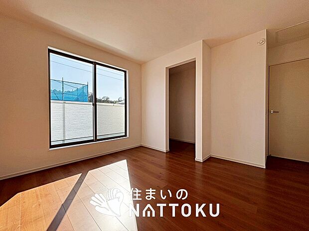 【現地写真(寝室)】木目の美しさを際立たせるシンプルデザインの建具を使用しています。