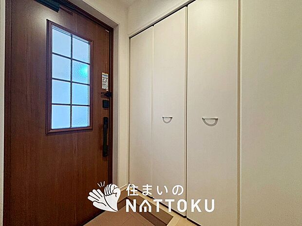 【現地写真（玄関）】玄関には、大型のシューズ収納を設置しています。