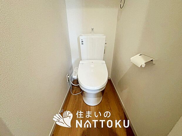 【トイレ】汚れてもサッとひと拭きでお手入れ簡単、エコ仕様の温水洗浄便座付きのトイレです。
バリアフリーにも配慮しています。