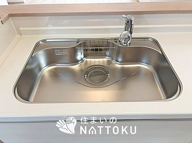 【浄水器内臓ハンドシャワー付シンク】広々とした凸型シンクに洗剤ポケットを標準装備。すっきり収納できます。
また、蛇口の先端に浄水器を内蔵しているため場所をとりません。