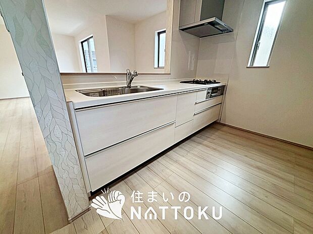 【現地写真(キッチン)】収納たっぷりのシステムキッチン、浄水器付水栓を標準装備しています。