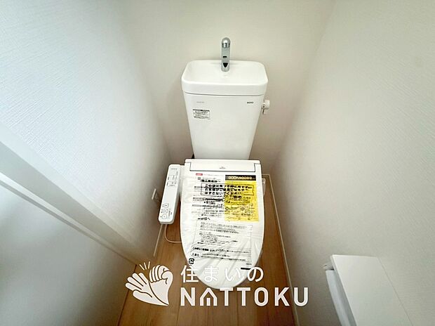 【トイレ】汚れてもサッとひと拭きでお手入れ簡単、エコ仕様の温水洗浄便座付きのトイレです。
バリアフリーにも配慮しています。