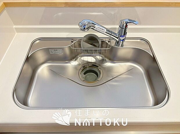 【浄水器内臓ハンドシャワー付シンク】広々とした凸型シンクに洗剤ポケットを標準装備。すっきり収納できます。
また、蛇口の先端に浄水器を内蔵しているため場所をとりません。