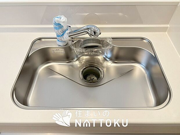 【浄水器内臓ハンドシャワー付シンク】広々とした凸型シンクに洗剤ポケットを標準装備。すっきり収納できます。
また、蛇口の先端に浄水器を内蔵しているため場所をとりません。