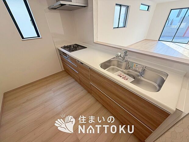 【現地写真(キッチン)】収納たっぷりのシステムキッチン、浄水器付水栓を標準装備しています。