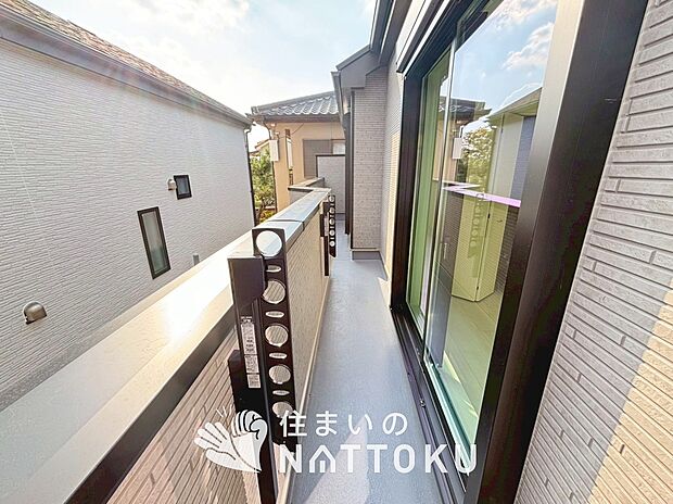 【バルコニー】奥行きが広く、洗濯物をゆったりと干せる十分な広さで、家族の洗濯も捗ります。
