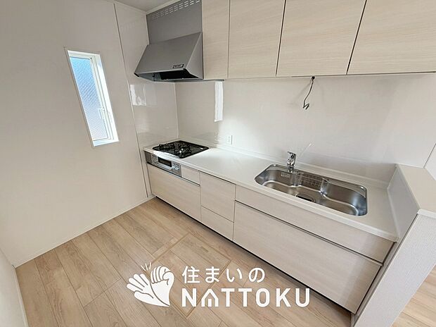 【現地写真(キッチン)】収納たっぷりのシステムキッチン、浄水器付水栓を標準装備しています。