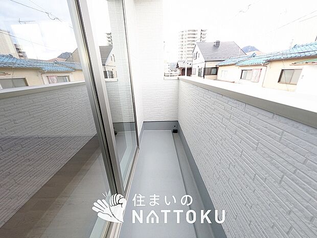 【バルコニー】奥行きが広く、洗濯物をゆったりと干せる十分な広さで、家族の洗濯も捗ります。