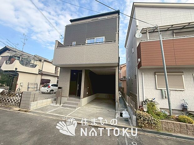 【現地写真(外観)】雨で汚れを落とし、耐久性・耐候性に優れた外壁を使用しています。