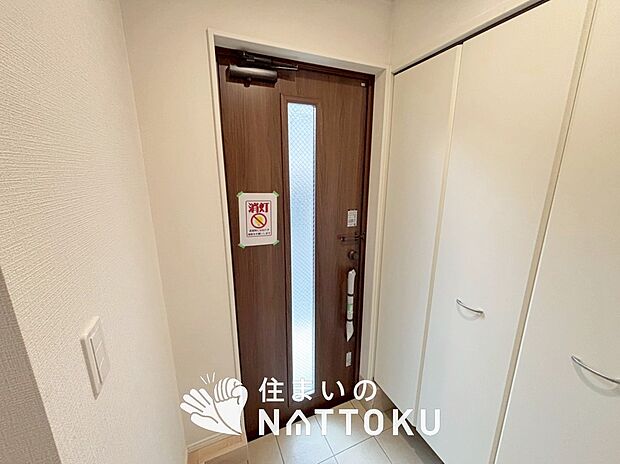 【現地写真(玄関)】玄関には、大型のシューズ収納を設置しています。